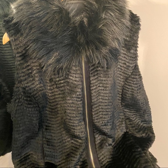 ‼️SOLD OFFLINE ‼️Andrew Marc Black Faux Fur Vest - Picture 3 of 11